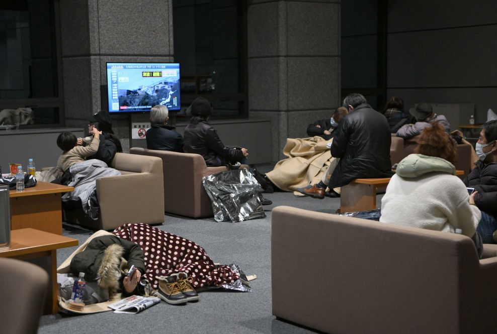 Menschen verbringen die Nacht in einem Büro der Präfekturregierung von Ishikawa.