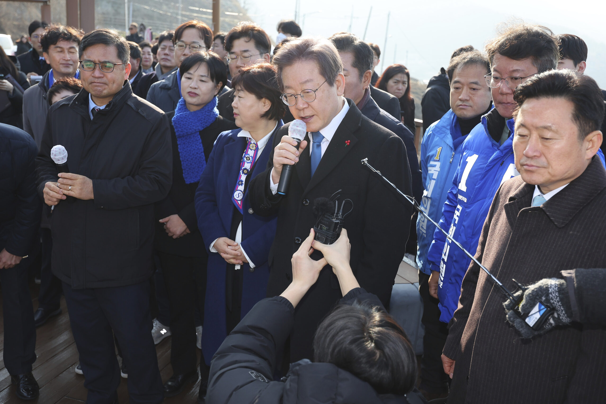 Südkoreas Oppositionschef Lee Jae Myung wurde während eines öffentlichen Auftritts attackiert.
