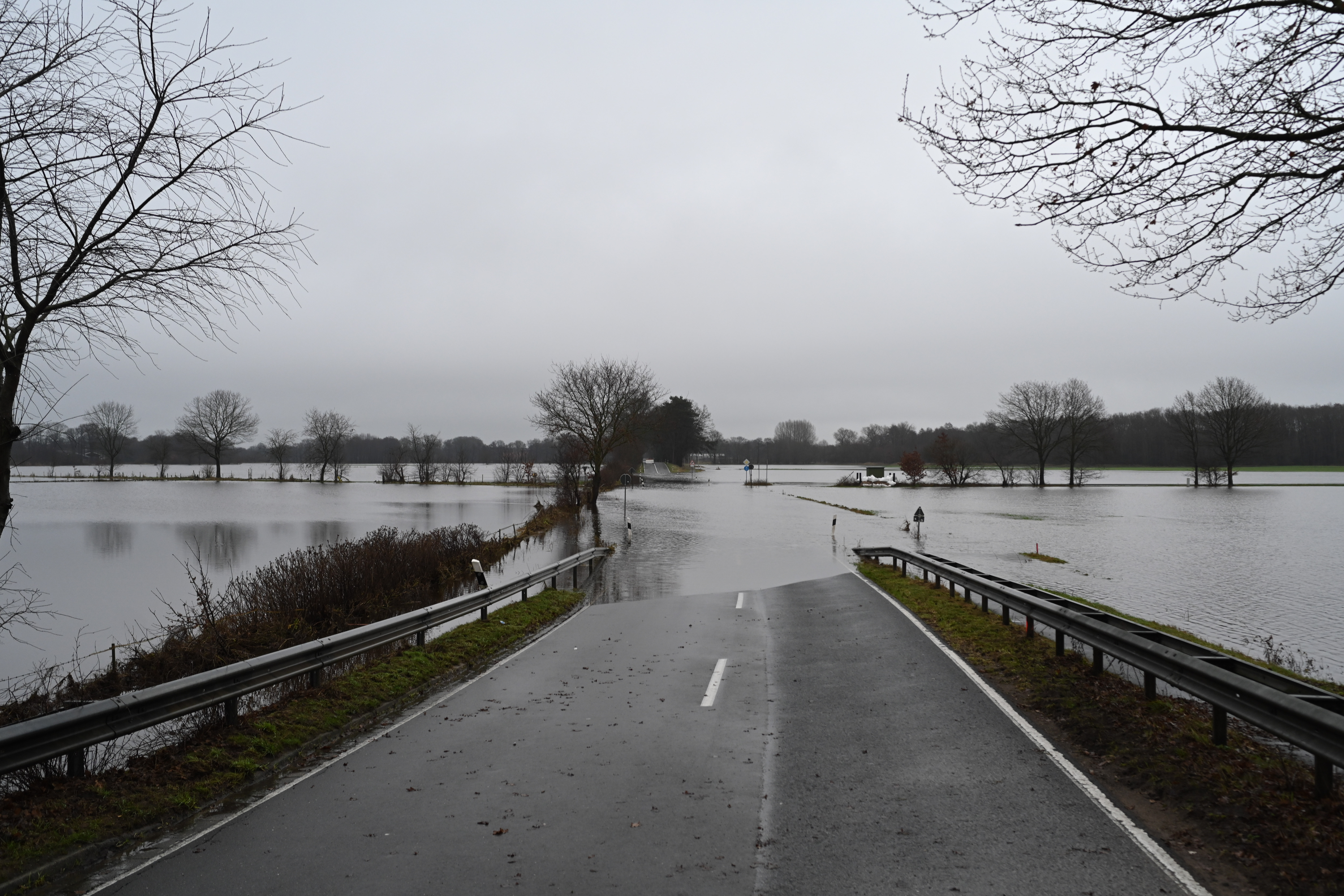 Blick auf das Hochwassergebiet: Nachdem der Fluss Ems über die Ufer getreten ist, steht das Wasser auf vielen flachen im Landkreis Emsland.