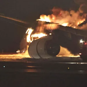 Der Airbus der Japan Airlines brannte nach der Landung in Tokio völlig aus.