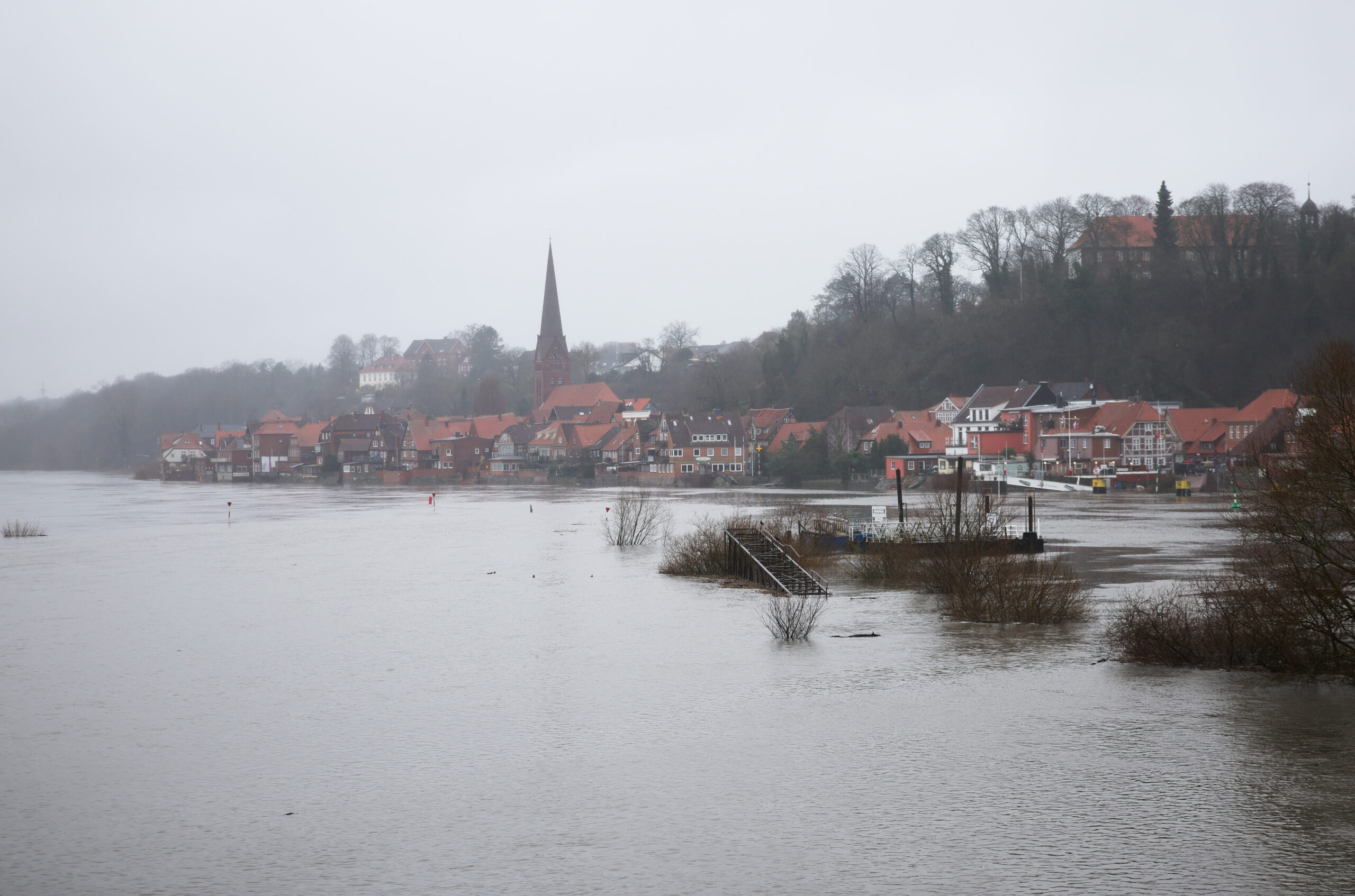 Das Hochwasser der Elbe steht an den Häusern der Altstadt von Lauenburg.
