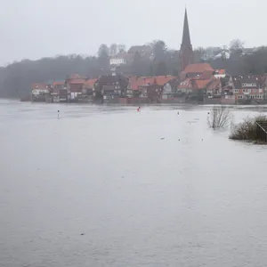 Das Hochwasser der Elbe steht an den Häusern der Altstadt von Lauenburg.