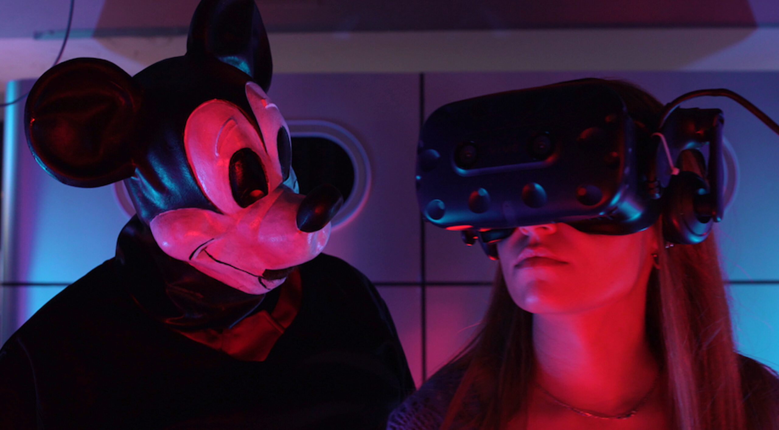 Eine Szene aus „Mickey's Mouse Trap“ – in dem Trash-Horrorfilm treibt ein Bösewicht mit Micky-Maus-Maske sein Unwesen.