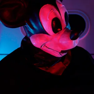 Eine Szene aus „Mickey's Mouse Trap“ – in dem Trash-Horrorfilm treibt ein Bösewicht mit Micky-Maus-Maske sein Unwesen.