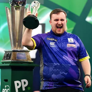 Luke Littler freut sich