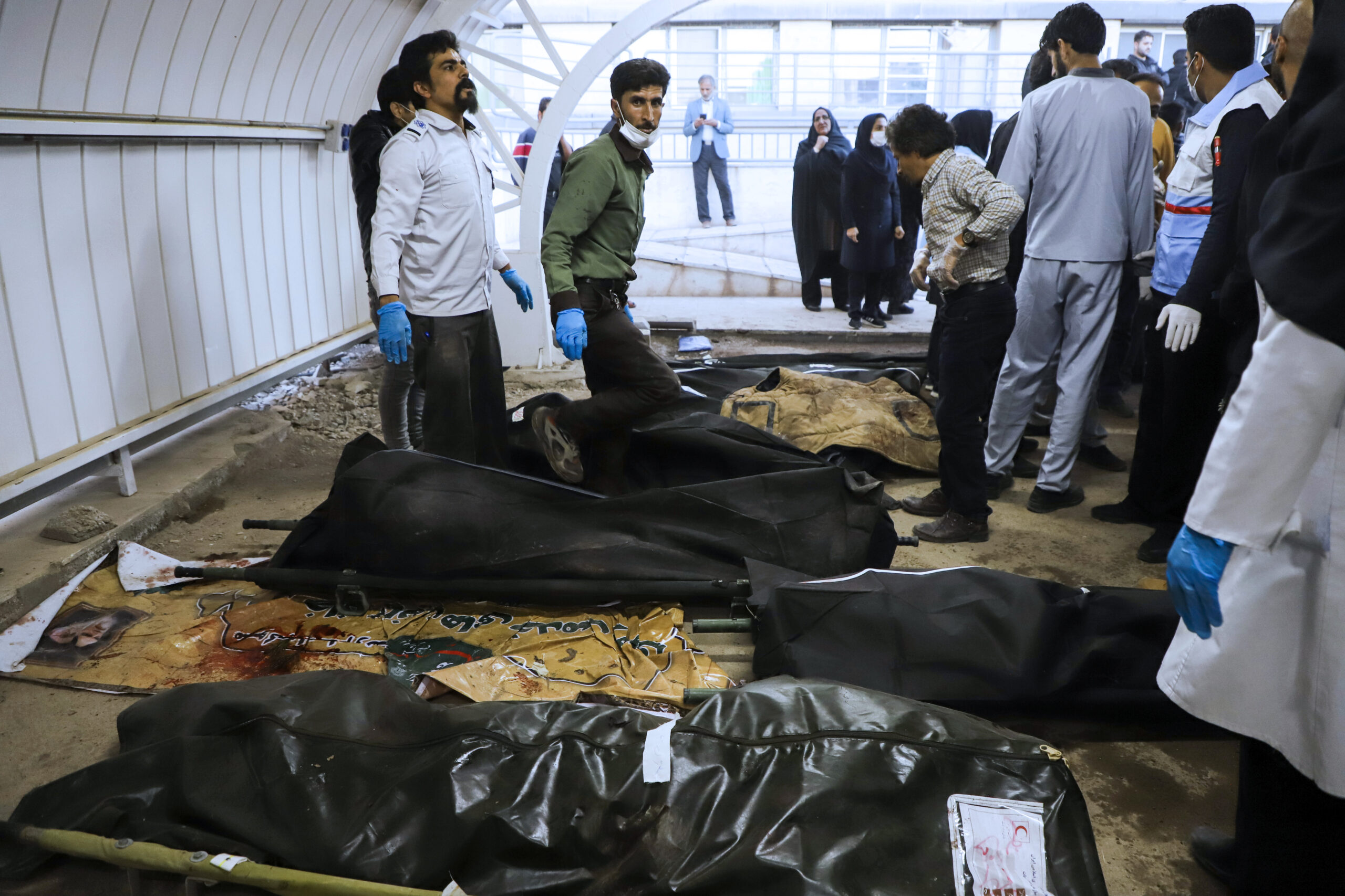 Helfer bergen die Leichen von Opfern des Anschlags in der iranischen Stadt Kerman.