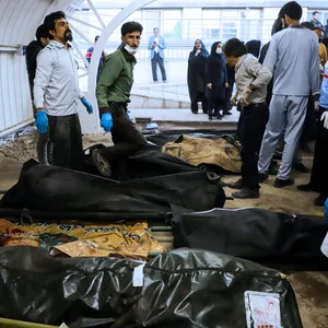 Helfer bergen die Leichen von Opfern des Anschlags in der iranischen Stadt Kerman.