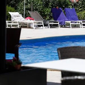 Handtücher liegen auf Sonnenliegen an einem Pool. Reisende müssen das nicht wehrlos hinnehmen. (Symbolbild)