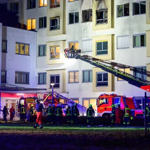 Der Brand war im dritten Stock der Klinik ausgebrochen, insgesamt fünf Menschen starben.