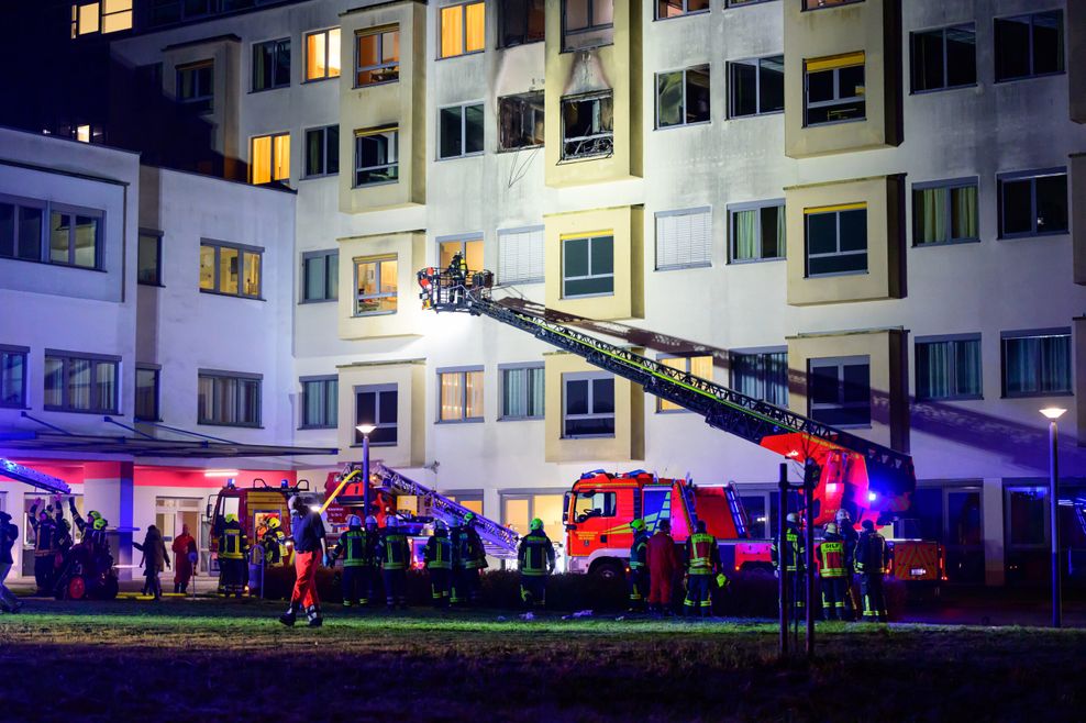Der Brand war im dritten Stock der Klinik ausgebrochen, insgesamt fünf Menschen starben.
