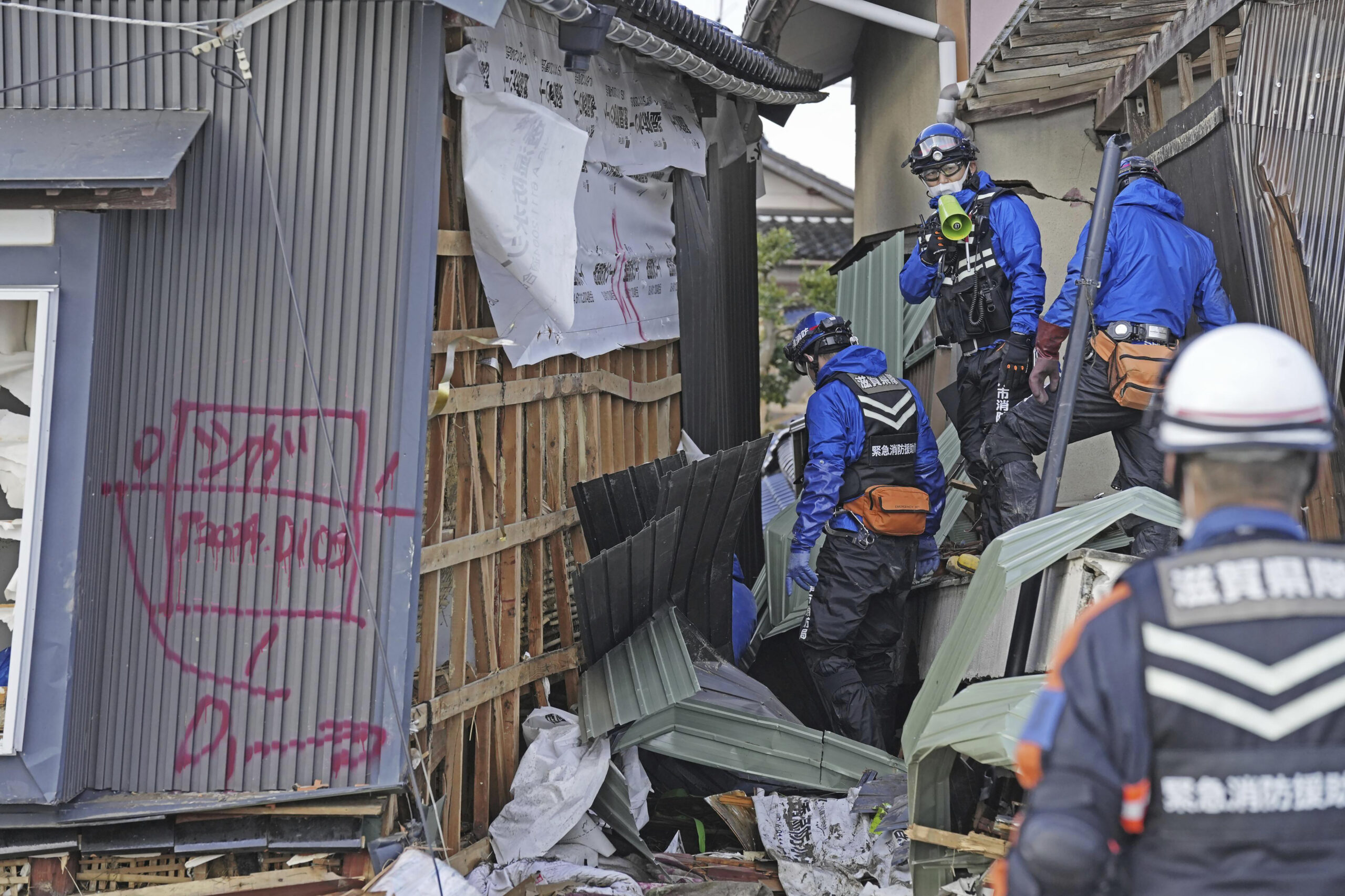 Nach der Erdbeben-Katastrophe in Japan durchsuchen Rettungskräfte ein zerstörtes Gebäude.