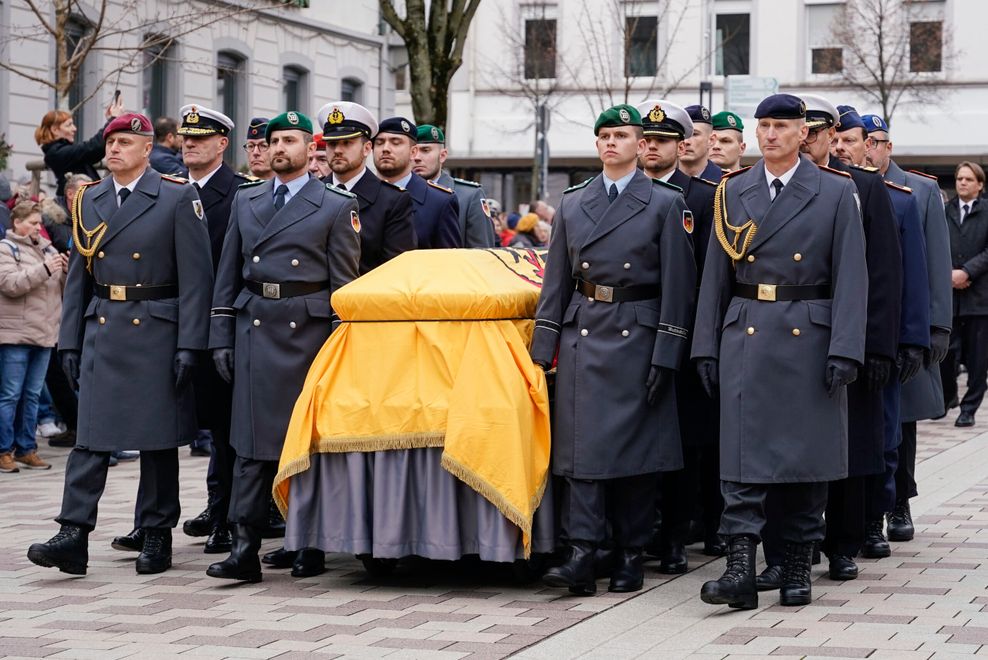 Soldaten begleiten nach dem Trauergottesdienst für Wolfgang Schäuble (CDU) den Sarg auf dem Weg von der Evangelischen Stadtkirche zum Friedhof.