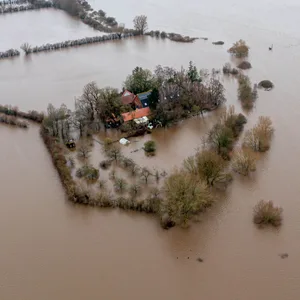 Ein Hof nahe der Weser in Thedingausen in Niedersachsen steht unter Wasser.