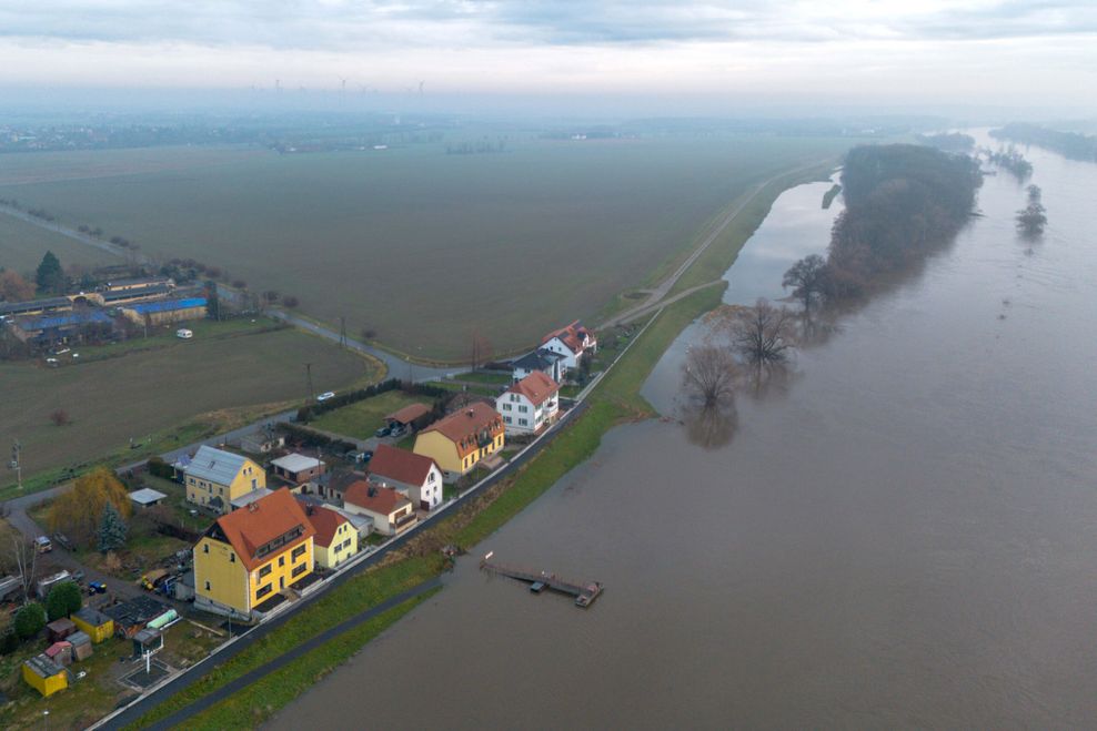 Blick auf die Elbe und ein keines Dorf bei Riesa 