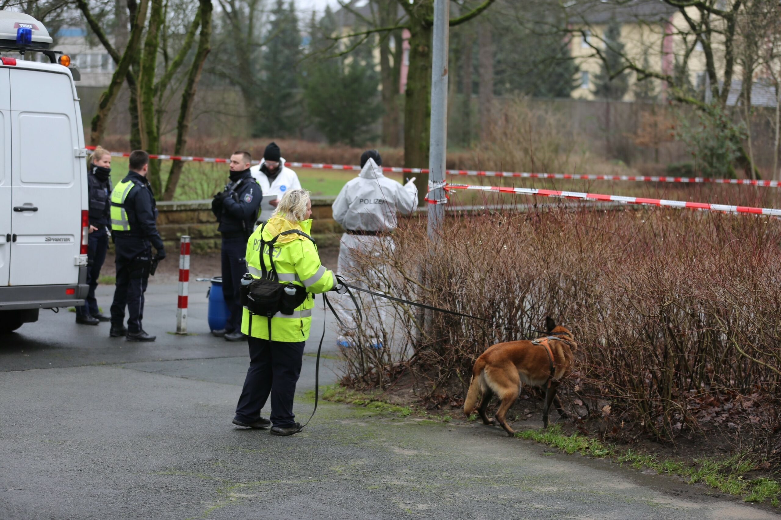 Ermittler der Polizei sichern Spuren am Fundort in Bielefeld.