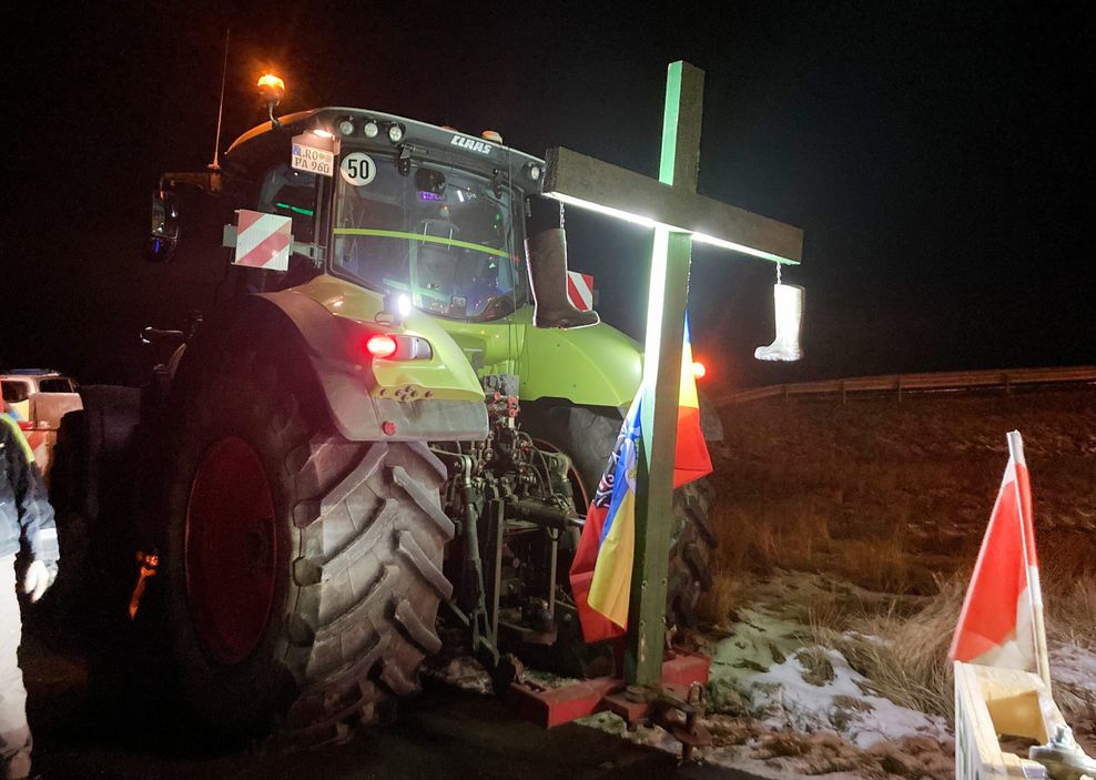 Ein Traktor steht an der Auffahrt zur Autobahn A20 Rostock-Südstadt.