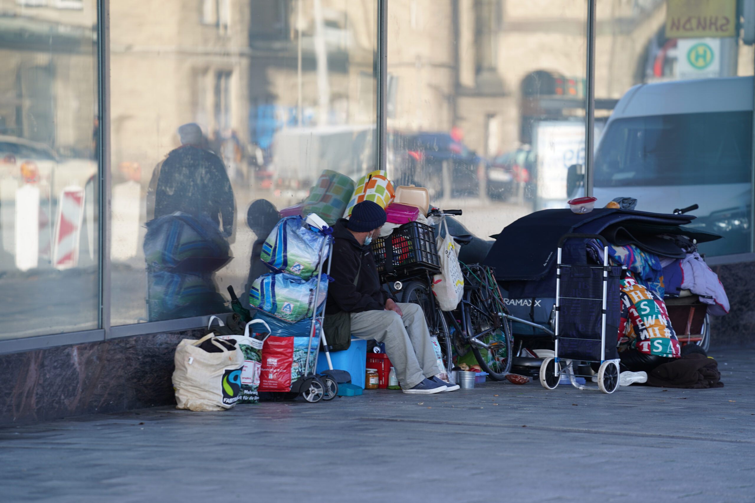 Obdachlose aObdachlose Menschen sitzen vor einem Geschäft in der Hamburger Innenstadt. Wegen der eisigen Kälte öffnet die Stadt das Winternotprogramm länger. (Archivbild)sitzen vor einem Geschäft in der Hamburger Innenstadt. (Archivbild)