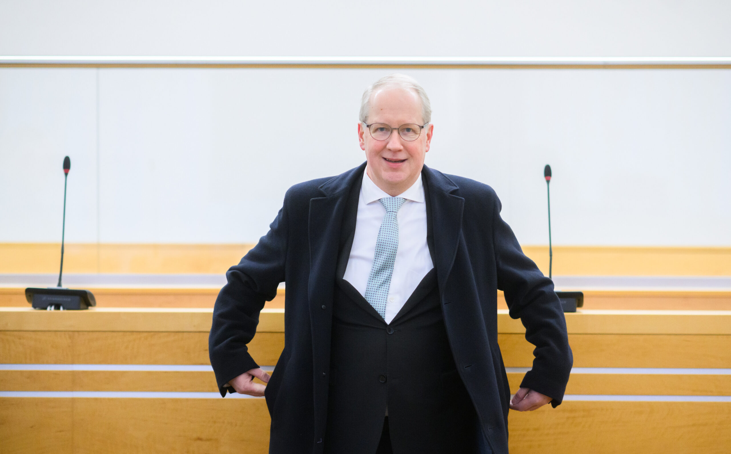 Stefan Schostok (SPD), Hannovers früherer Oberbürgermeister, steht im Gerichtssaal im Landgericht Hannover.