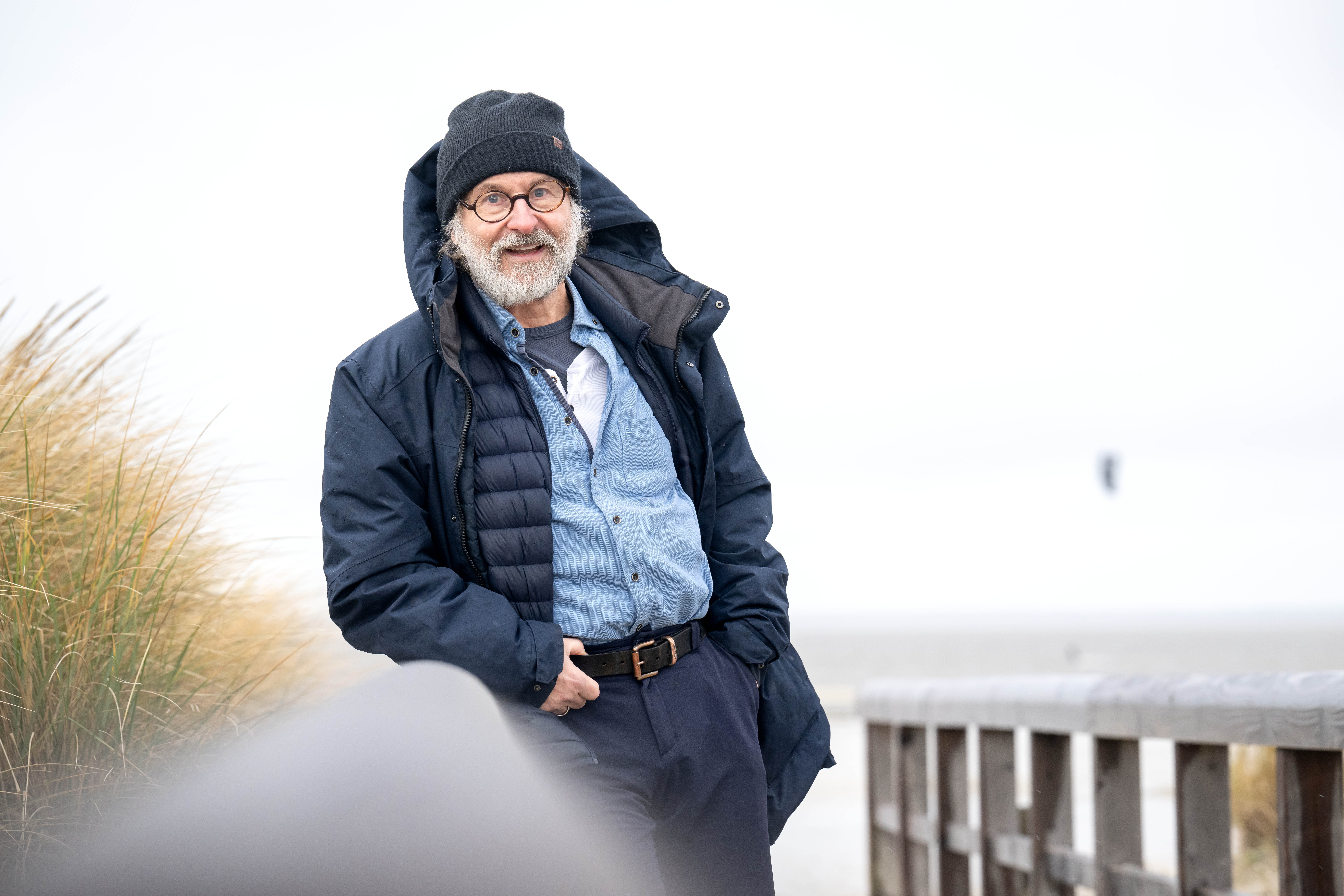 Autor Klaus-Peter Wolf steht am Strand von Norddeich.