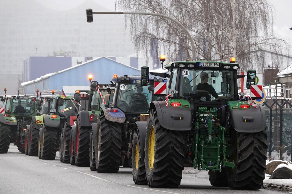 Eine Traktor-Kolonne fährt ins Hafengebiet ein.