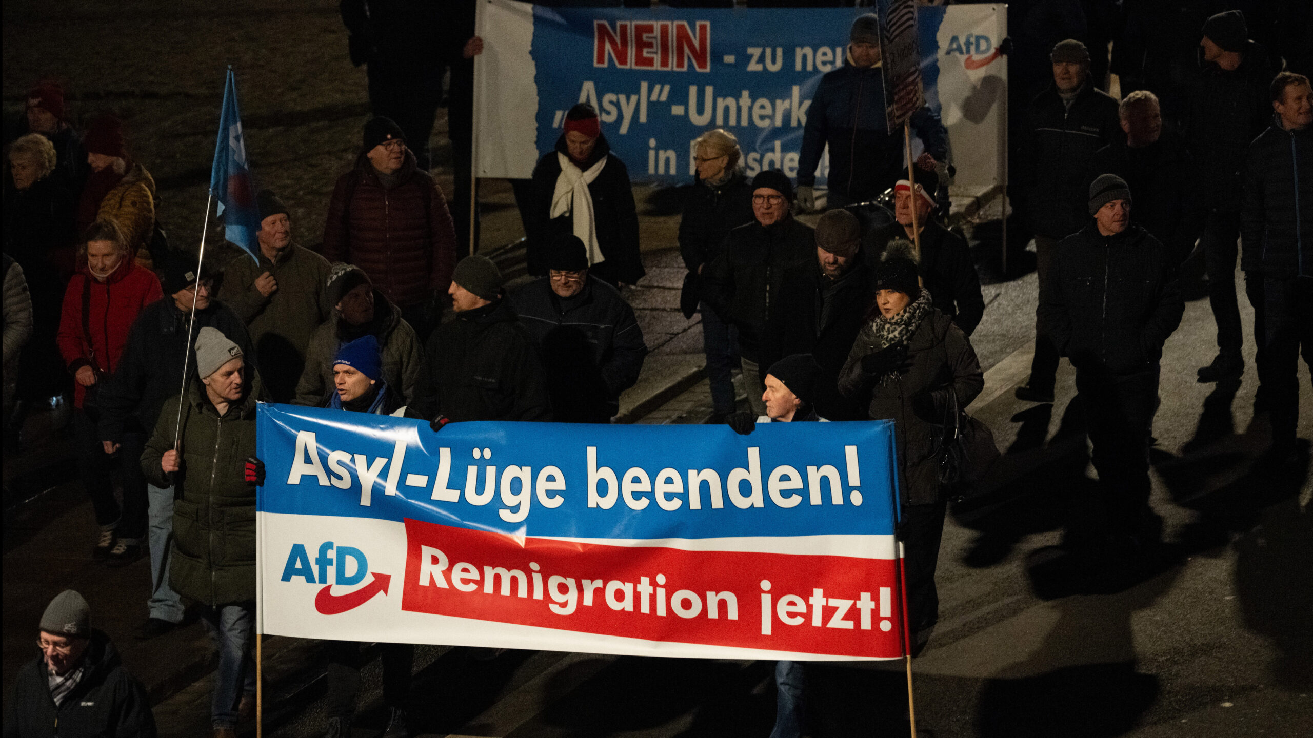 Bei einer AfD-Demo wird „Remigration“ gefordert. Das Wort wurde nun zum „Unwort des Jahres“ gekürt.