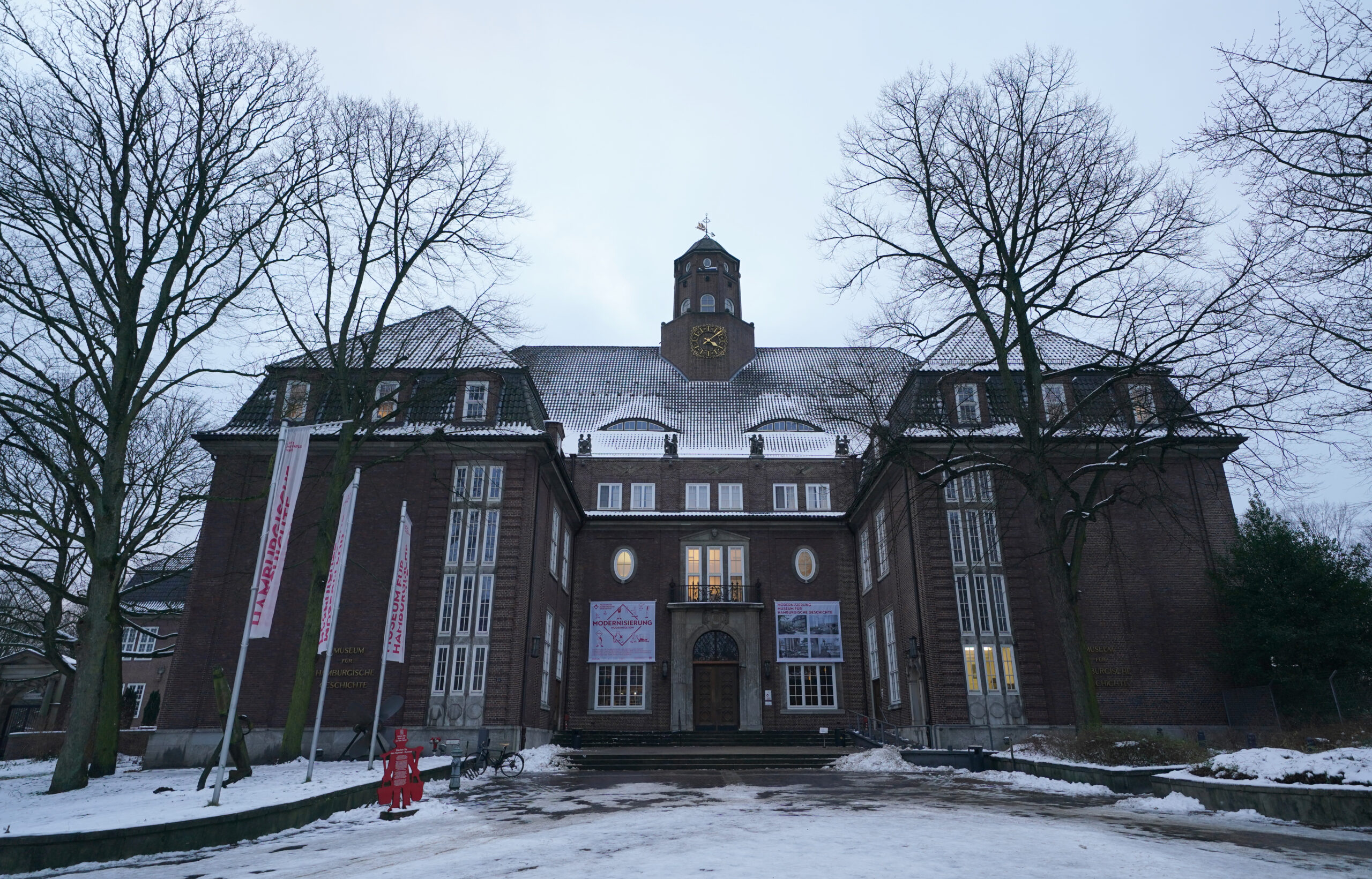 Blick auf das Museum für Hamburgische Geschichte. Es liegt Schnee, der Himmel ist bedeckt. Links und rechts stehen kahle Bäume.
