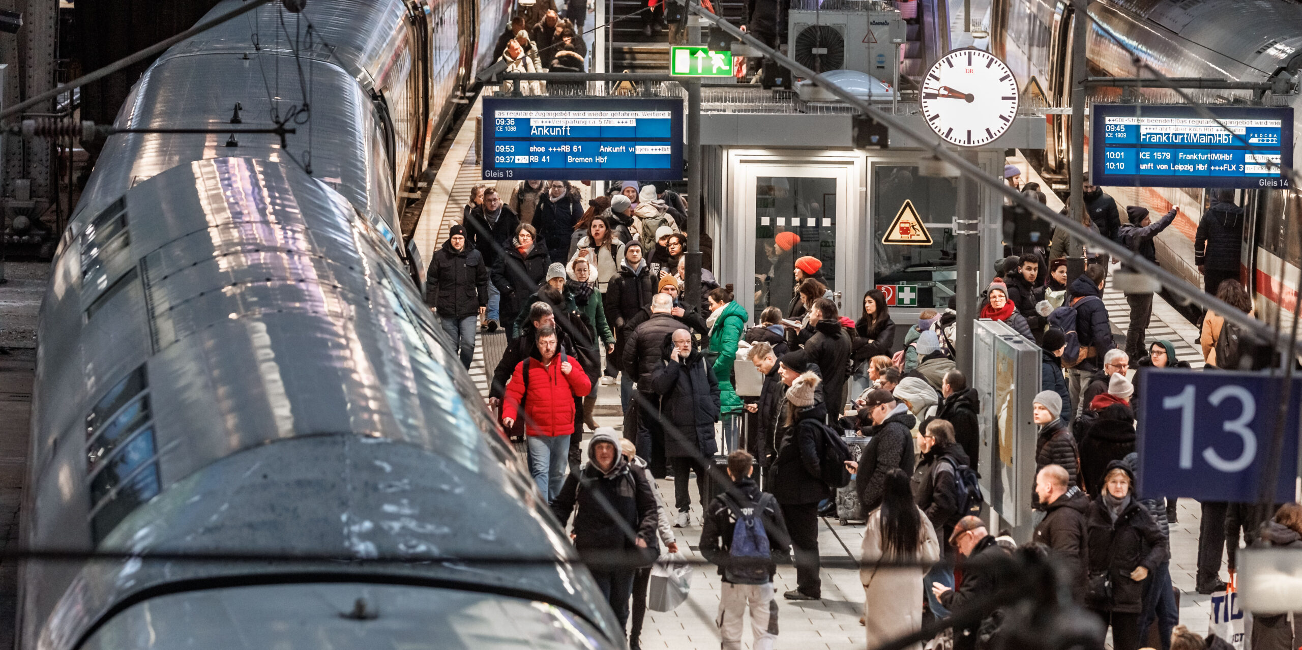 Reisende stehen während des Streiks Anfang Januar auf einem Bahnsteig im Hamburger Hauptbahnhof.