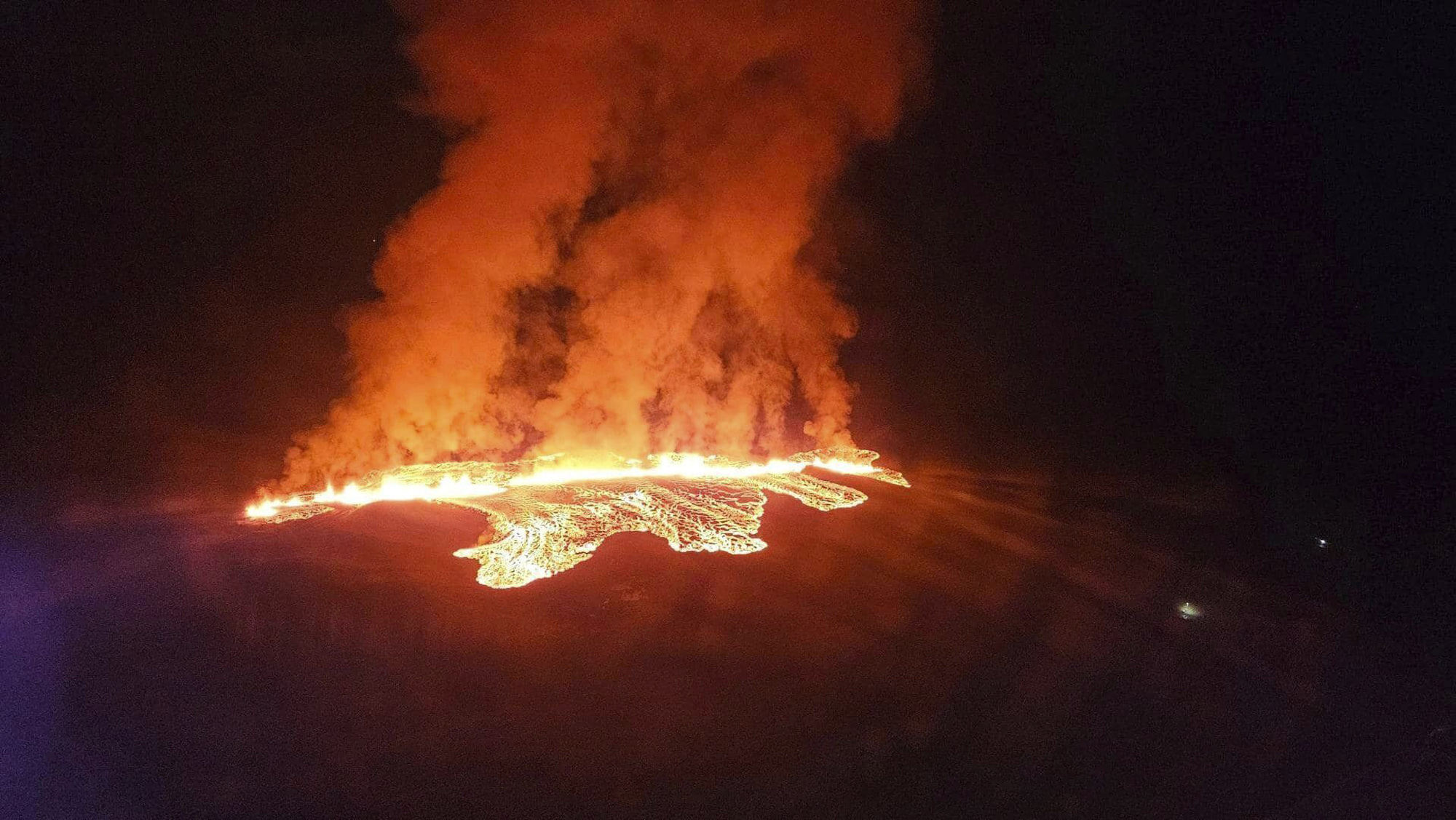Ein Bild, das vom Hubschrauber der Küstenwache aus aufgenommen wurde, zeigt die Lava beim Ausbruch des Vulkans.