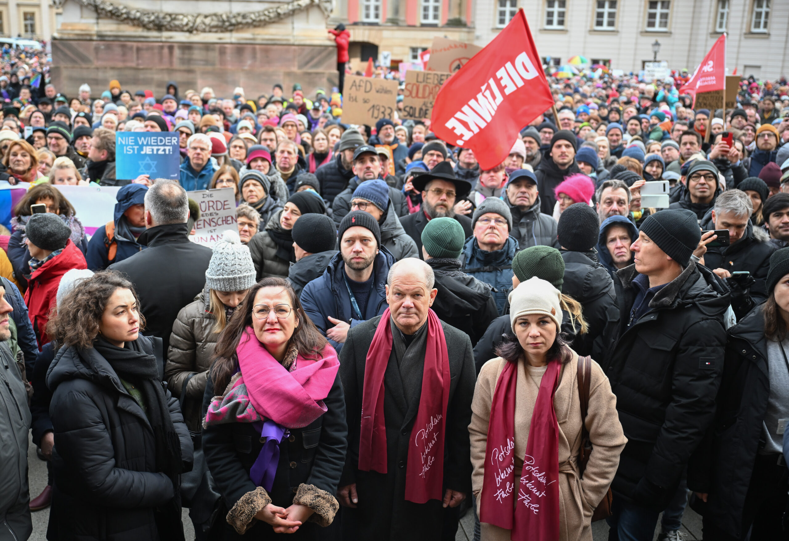 Bundeskanzler Olaf Scholz (SPD) und Annalena Baerbock (Bündnis 90/Die Grünen), Außenministerin, stehen während der Demonstrationen „Potsdam wehrt sich“ auf dem Alten Markt.