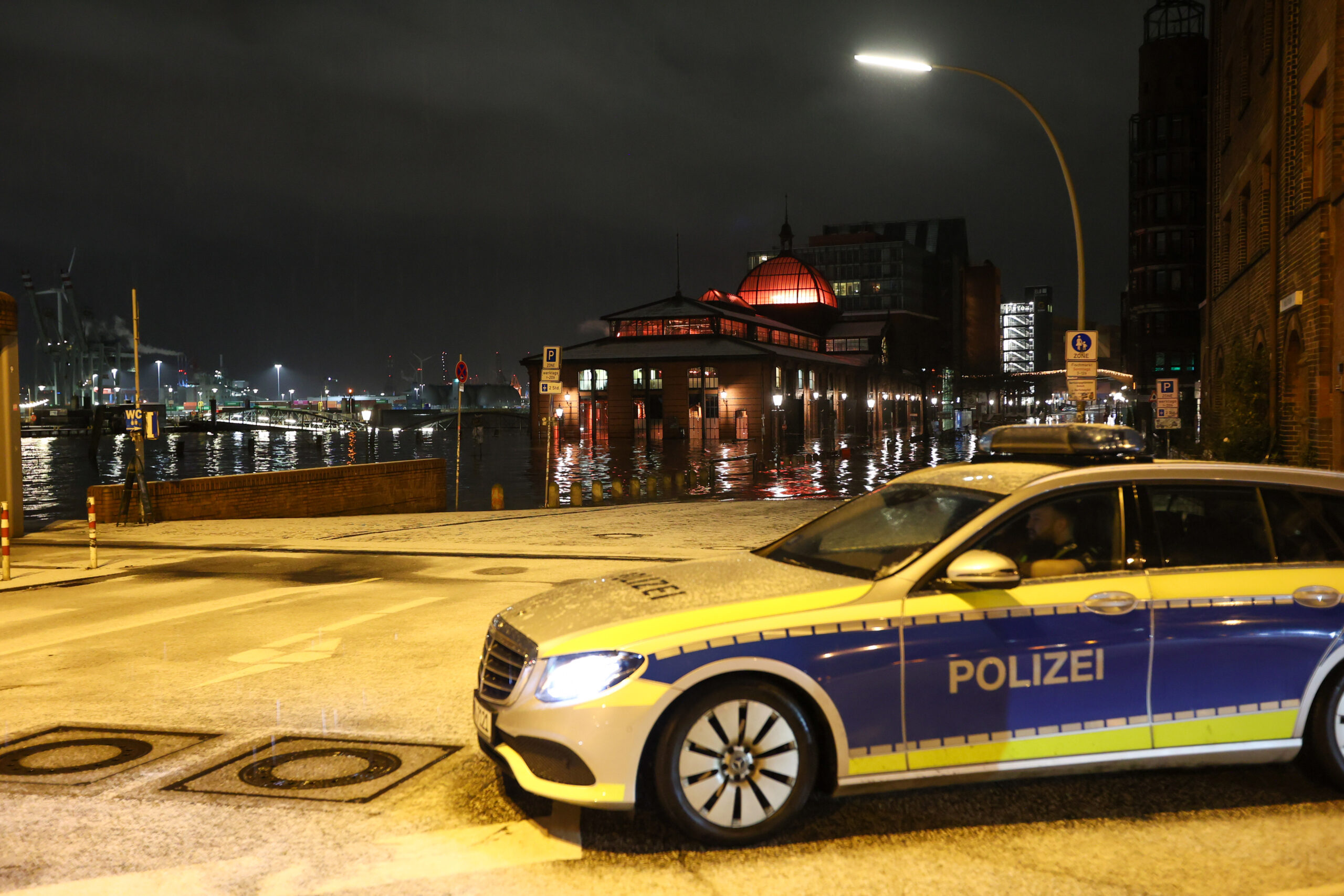 Bereits am Montag hatte es in Hamburg eine Sturmflut gegeben und auch am Dienstagmorgen warnt die Polizei vor Hochwasser in Hamburg.