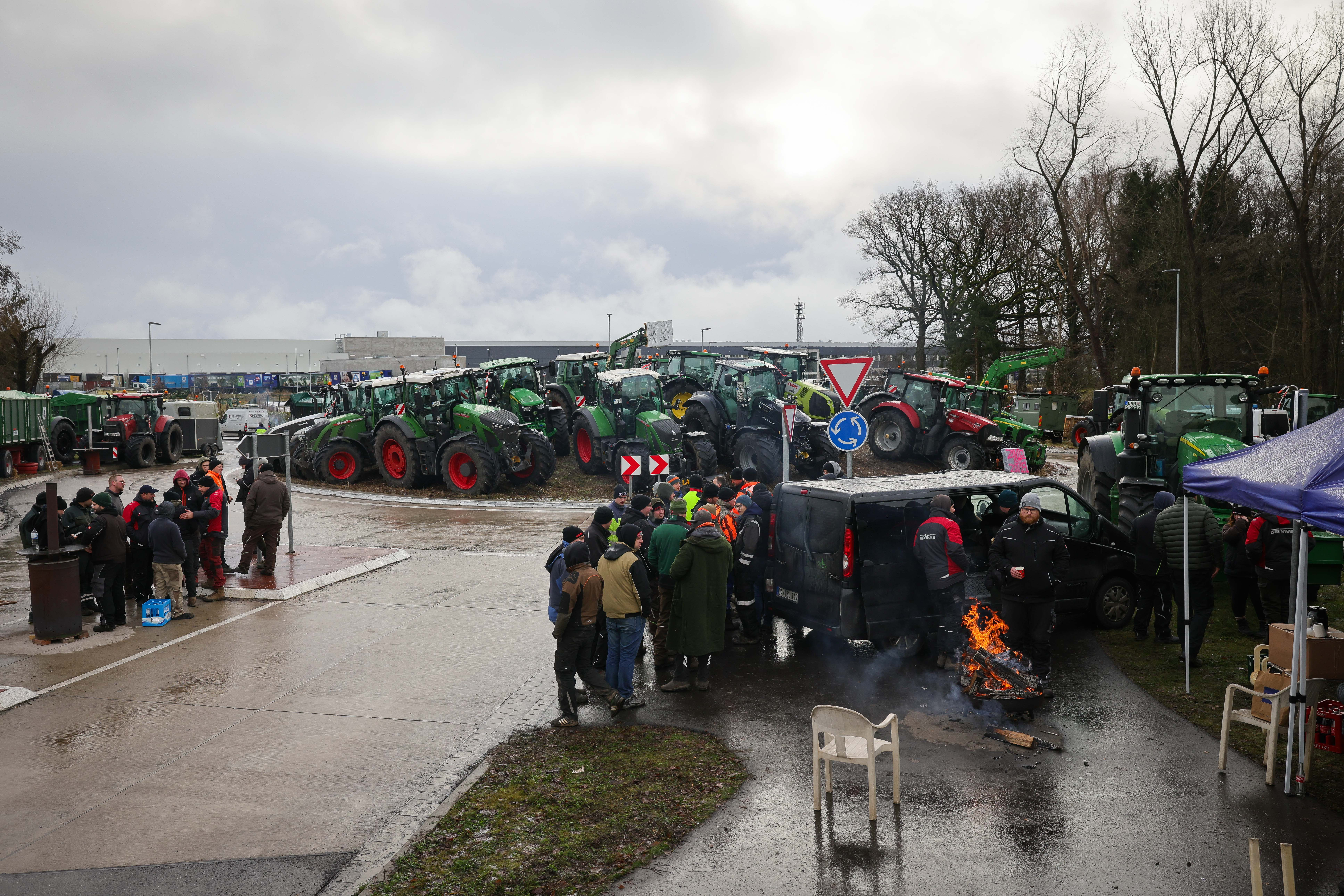 Mit zeitweise bis zu 100 Traktoren blockierten Bauern am Montag ein Zentrallager von Aldi im Landkreis Harburg.
