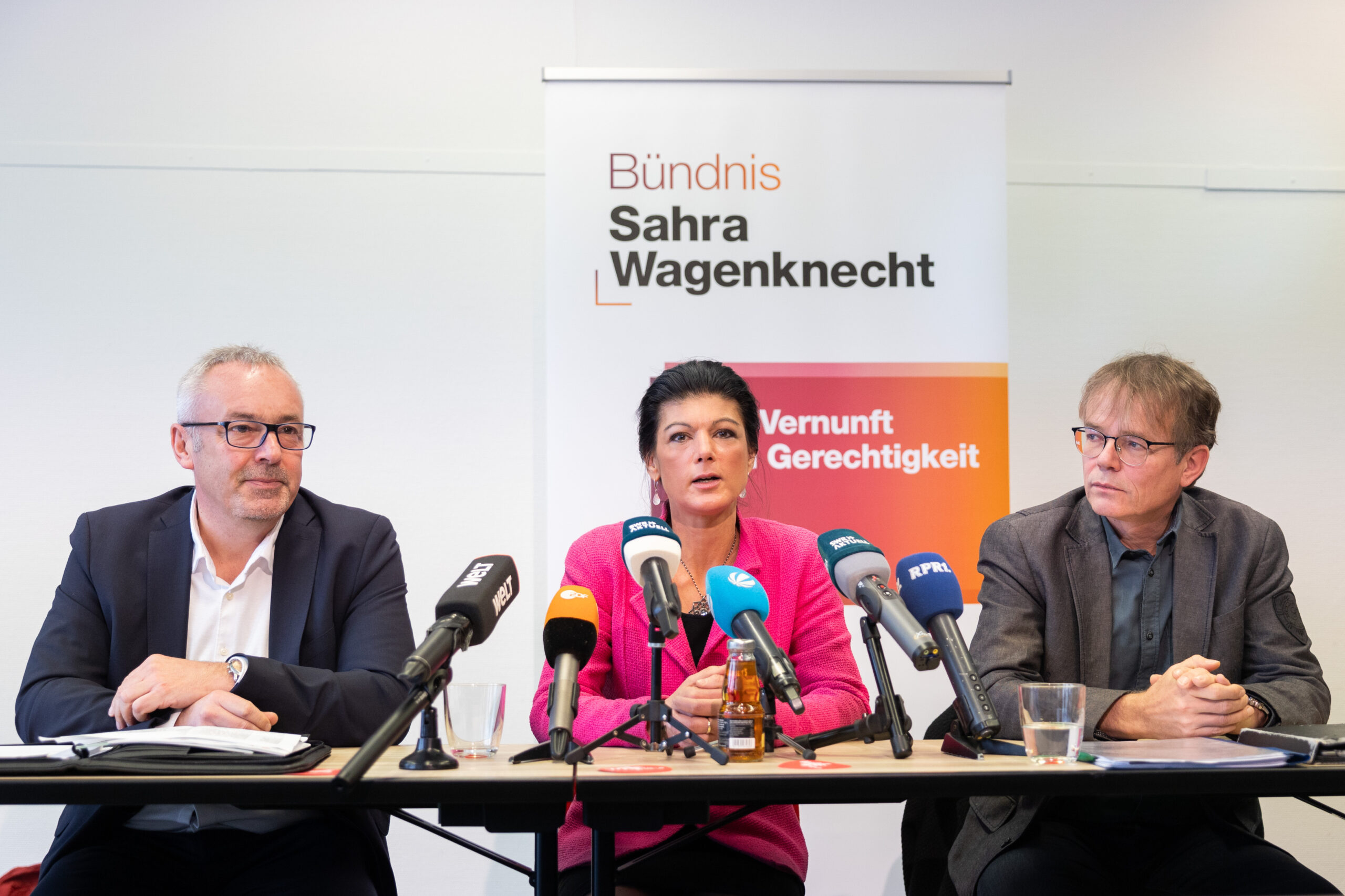 Sahra Wagenknecht neben ihren BSW-Parteifreunden Alexander Ulrich (l.) und Andreas Hartenfels