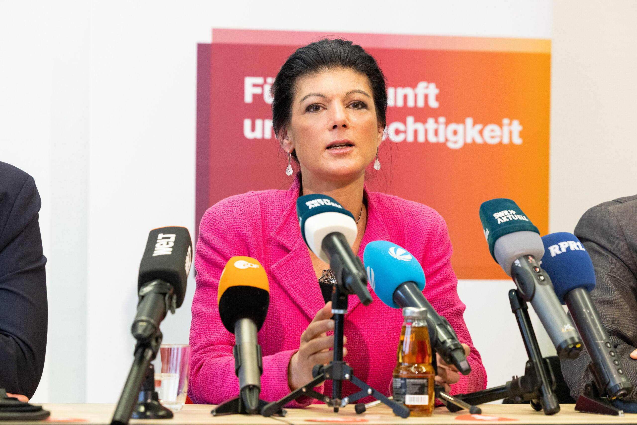 Sahra Wagenknecht, Parteivorsitzende Bündnis Sahra Wagenknecht (BSW), spricht während einer Pressekonferenz zu Journalisten.