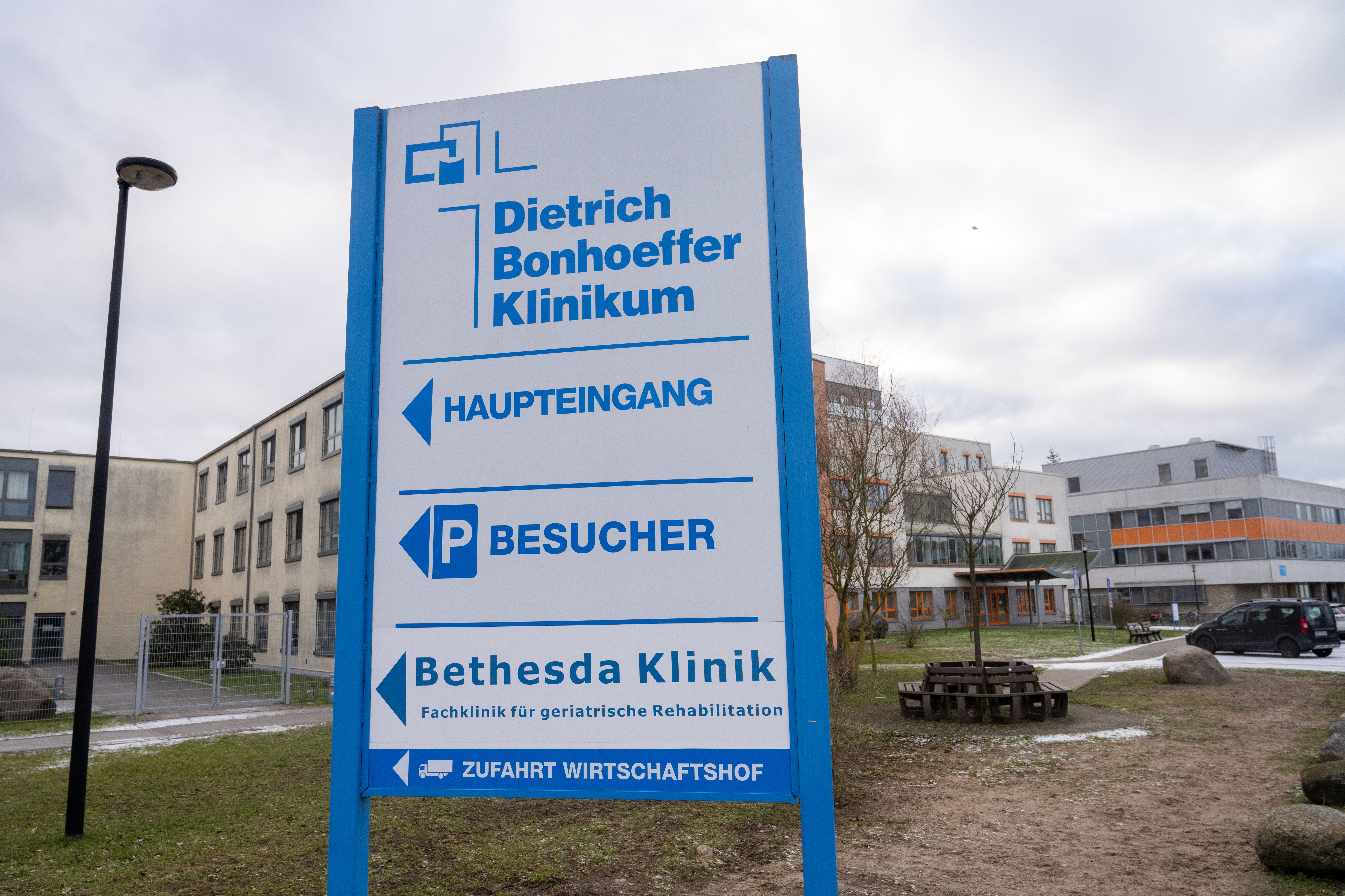 Blick auf ein Hinweisschild vor dem Dietrich-Bonhoeffer-Klinikum.