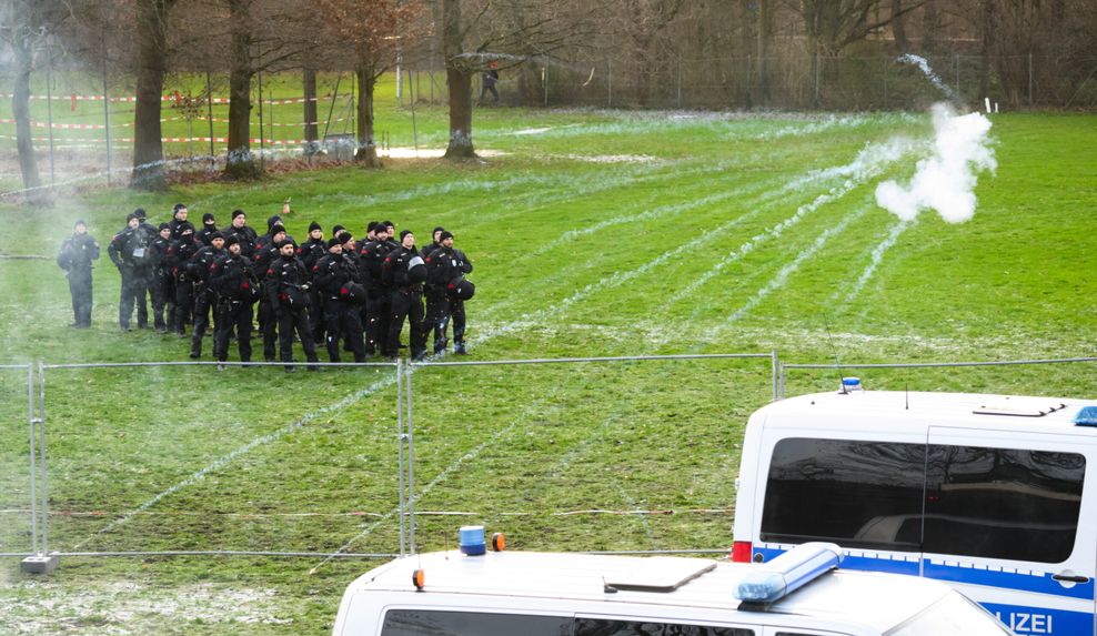 Von Aktivisten abgeschossene Pyrotechnik fliegt in Richtung von Polizisten bei der Räumung des Protestcamps „Tümpeltown“.