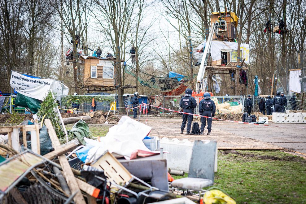 Einsatzkräfte der Polizei stehen vor dem Protestcamp „Tümpeltown“ am Südschnellweg.