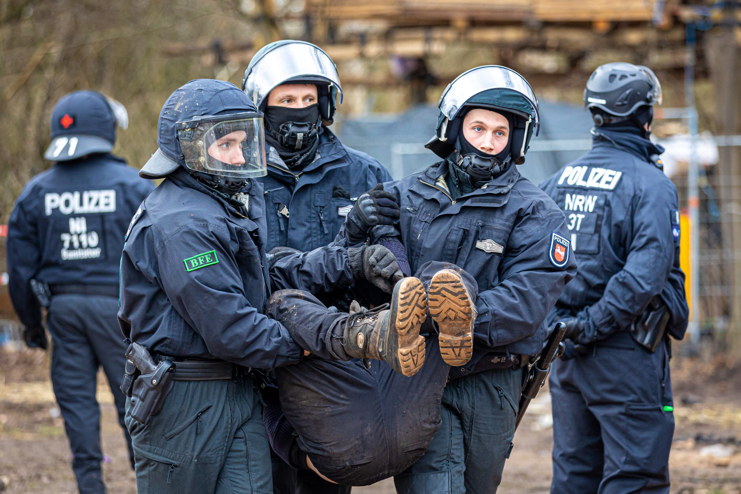 Einsatzkräfte der Polizei tragen einen Aktivisten aus dem Protestcamp „Tümpeltown“ am Südschnellweg.