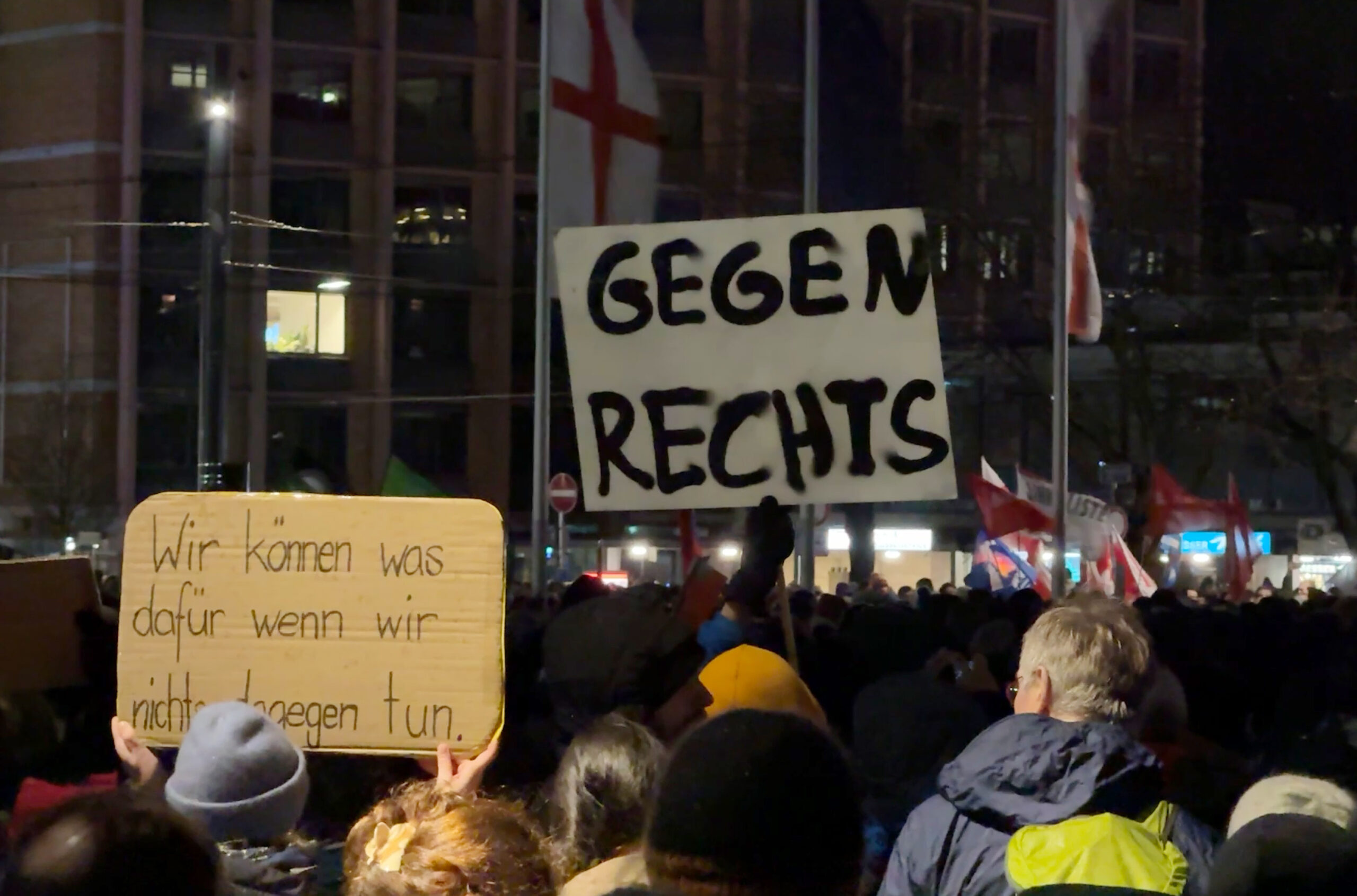 Freiburg: Menschen demonstrieren gegen Rechtsextremismus auf dem Platz der alten Synagoge und halten Schilder mit der Aufschrift "Gegen Rechts" und "Wir können was dafür, wenn wir nichts dagegen tun" hoch.