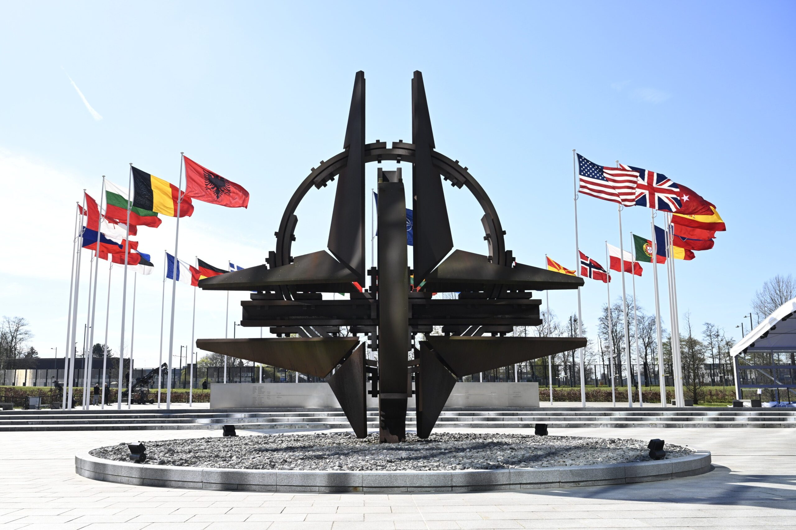 Nationalflaggen wehen vor dem Nato-Hauptquartier in Brüssel. (Archivbild)