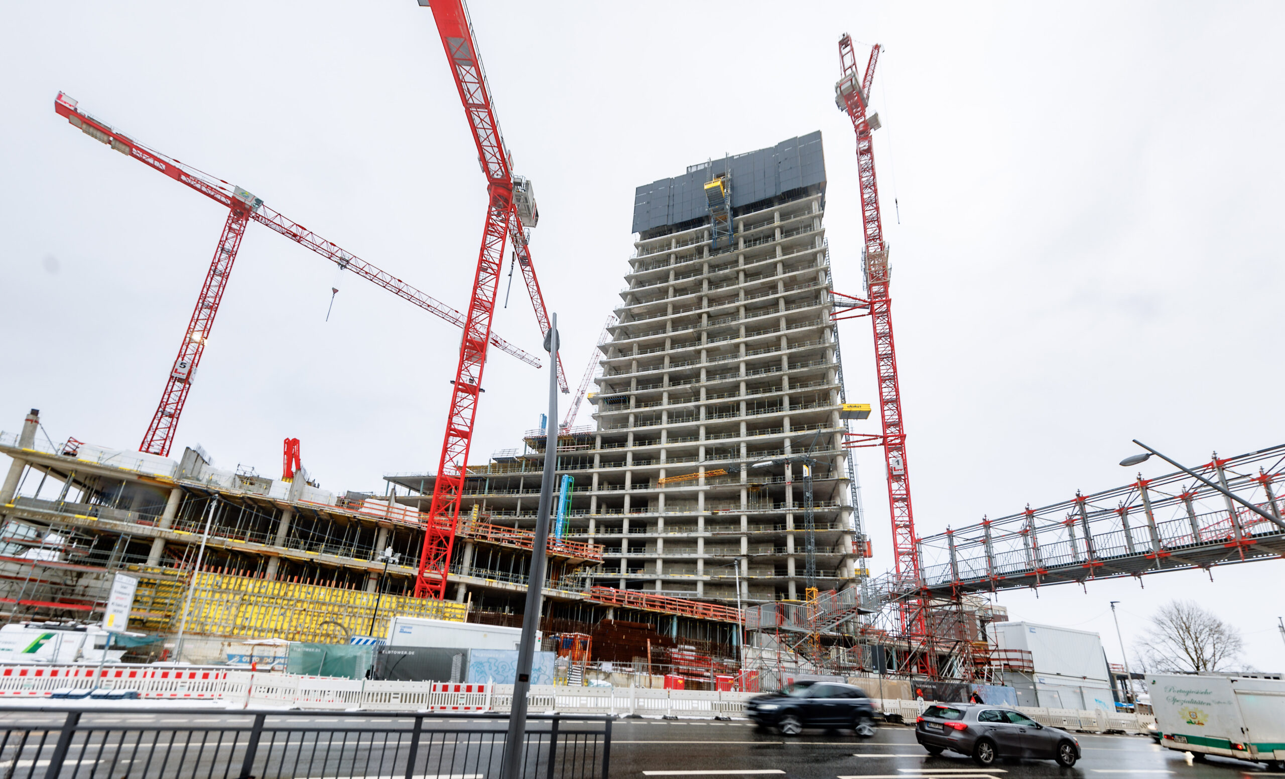 Die Baustelle des Elbtowers in Hamburg liegt brach.