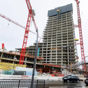 Die Baustelle des Elbtowers in Hamburg liegt brach.
