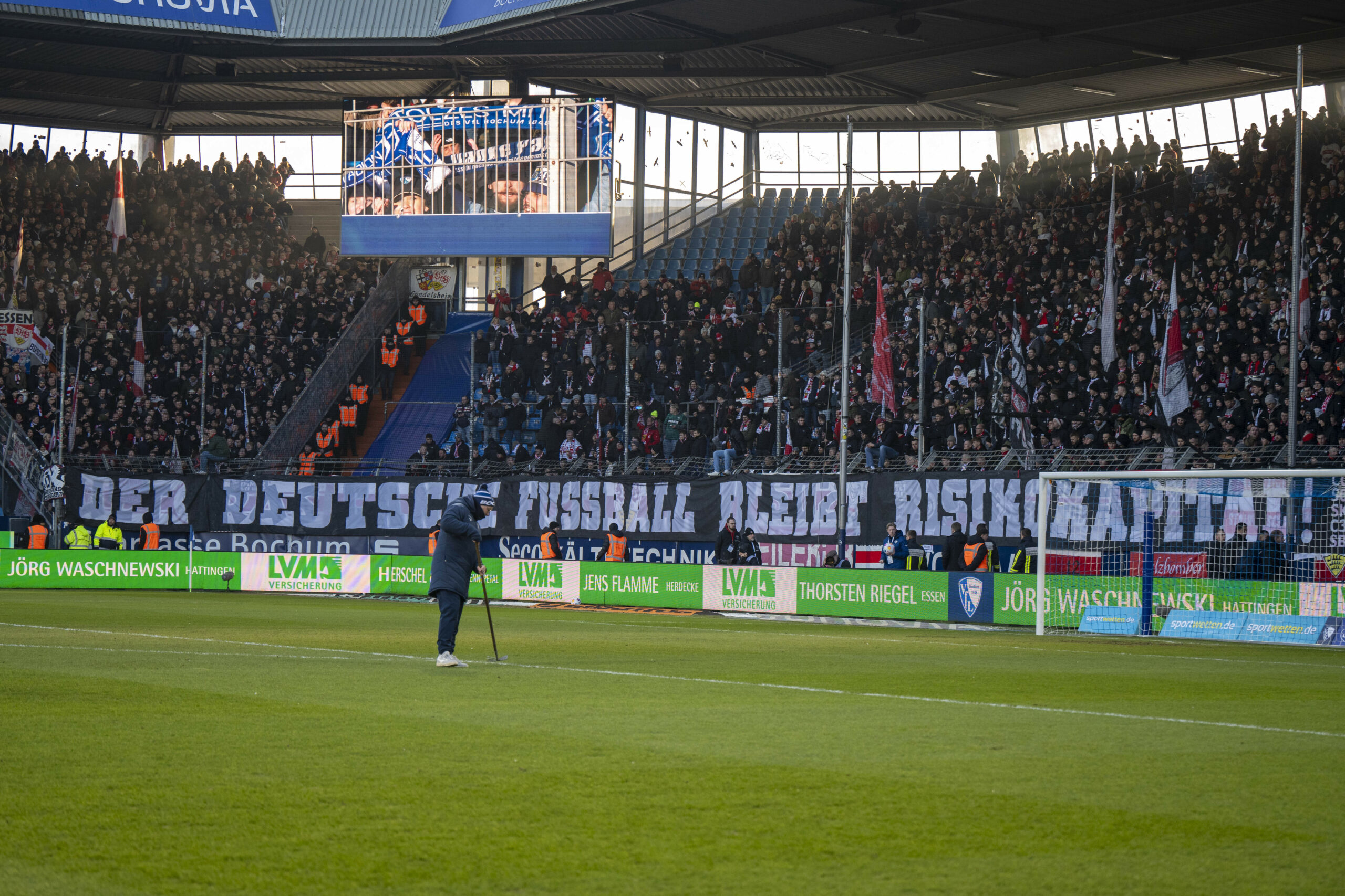 Ein Banner mit der Aufschrift „Der deutsche Fussball bleibt Risikokapital“ an der Stuttgarter Kurve