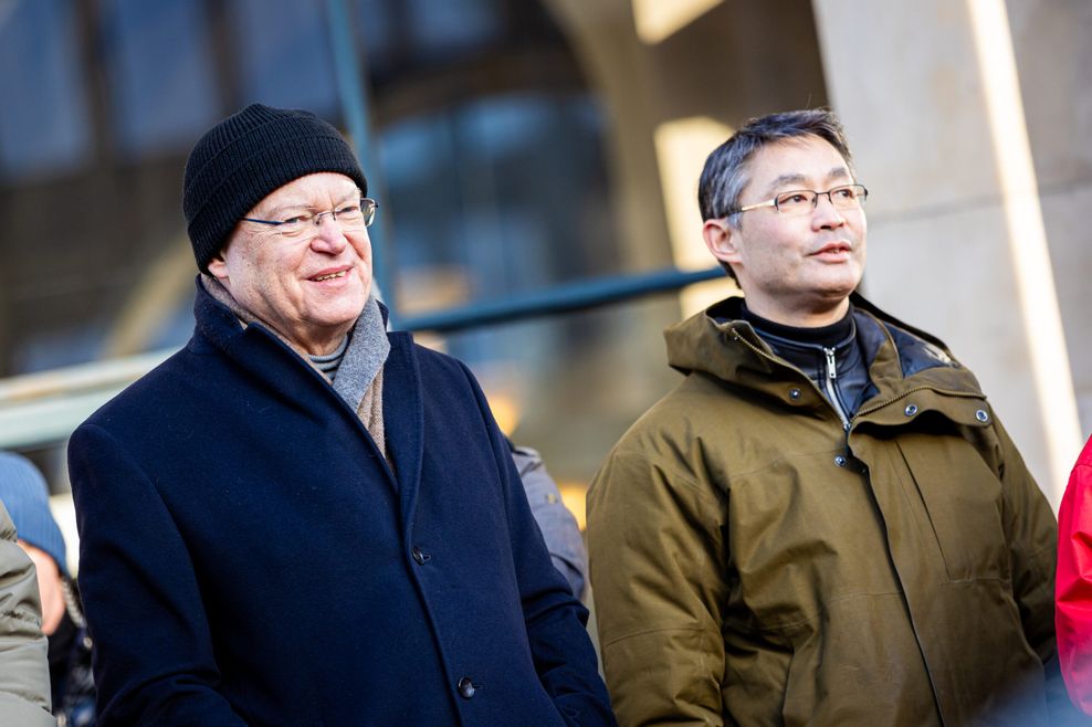 Stephan Weil (SPD), Ministerpräsident von Niedersachsen, und Philipp Rösler (FDP), ehemaliger Vizekanzler, nehmen an einer Demonstration gegen Rechtsextremismus auf dem Opernplatz teil.