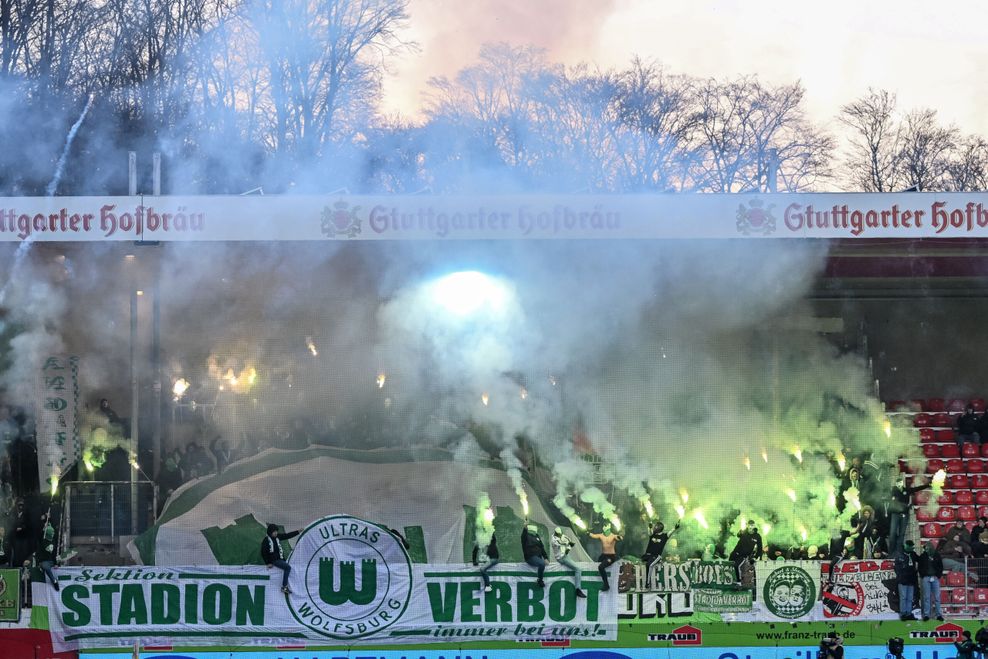 Die Wolfsburg-Fans mit einer Pyro-Show in Heidenheim