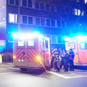 Einsatzfahrzeuge der Feuerwehr und des Rettungsdienstes stehen vor einer Flüchtlingsunterkunft in Hamburg-Hamm, in der mehrere Menschen durch Reizgas verletzt worden sind.
