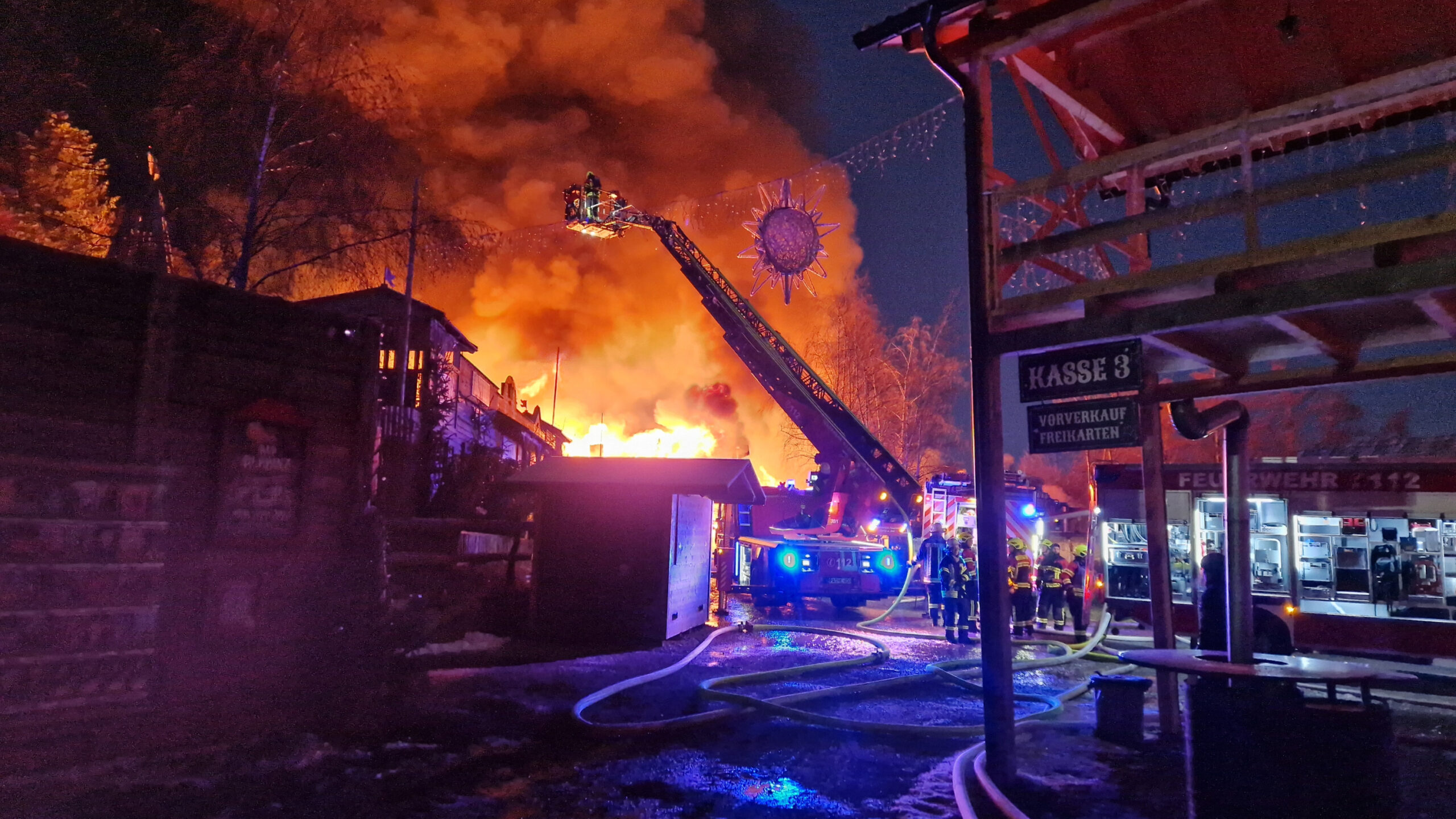 Wie ein kleines Inferno brennen Holzbauten im Freizeitpark „Westernstadt Pullman City”.