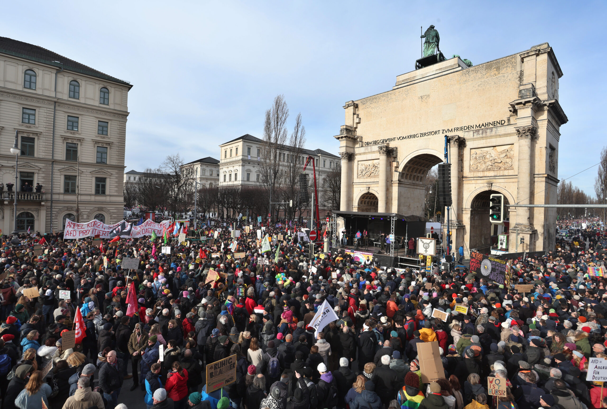 Menschen demonstrieren rund um das Siegestor in München.