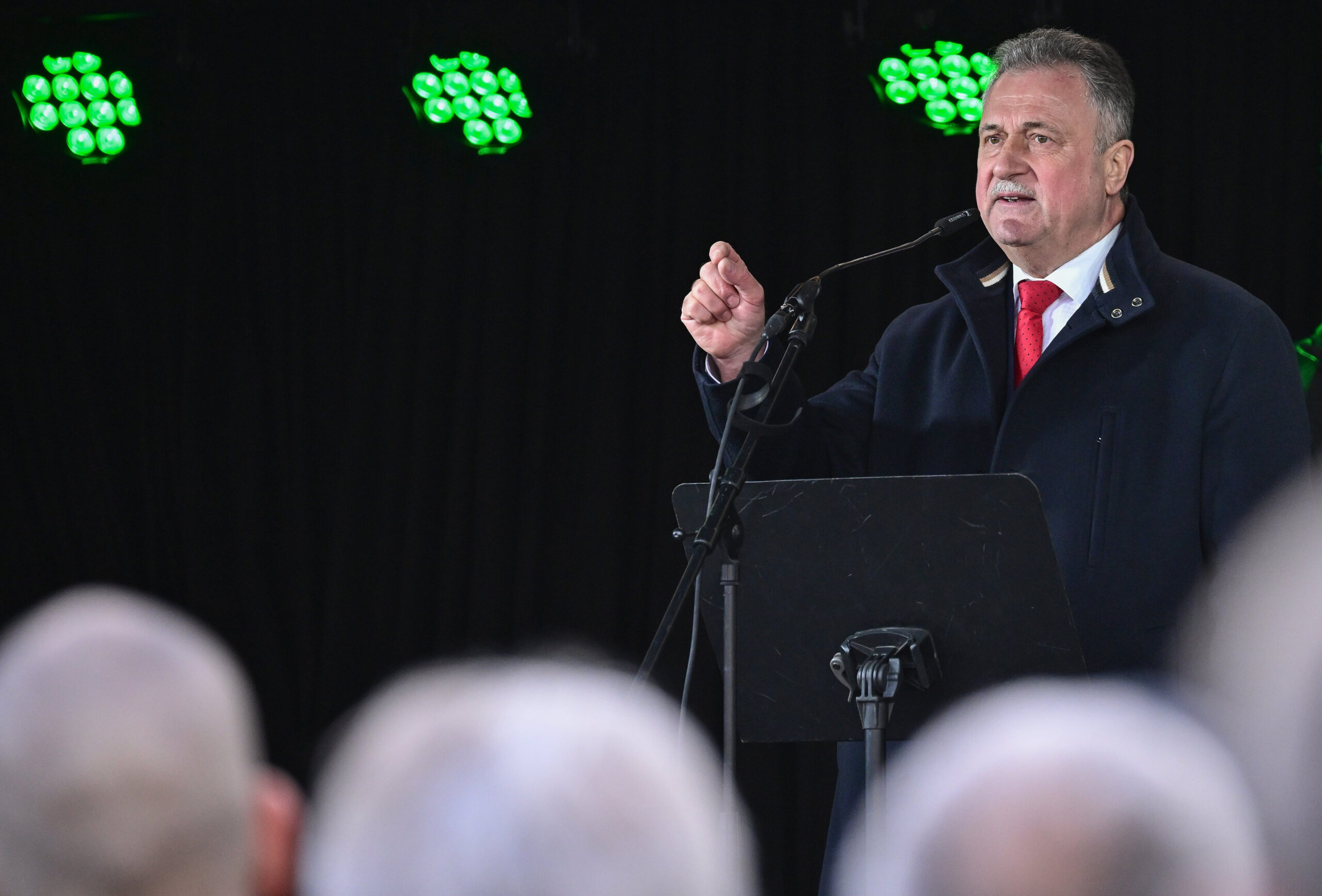 Claus Weselsky, der Vorsitzende der Gewerkschaft Deutscher Lokomotivführer, spricht bei einer Kundgebung der GDL