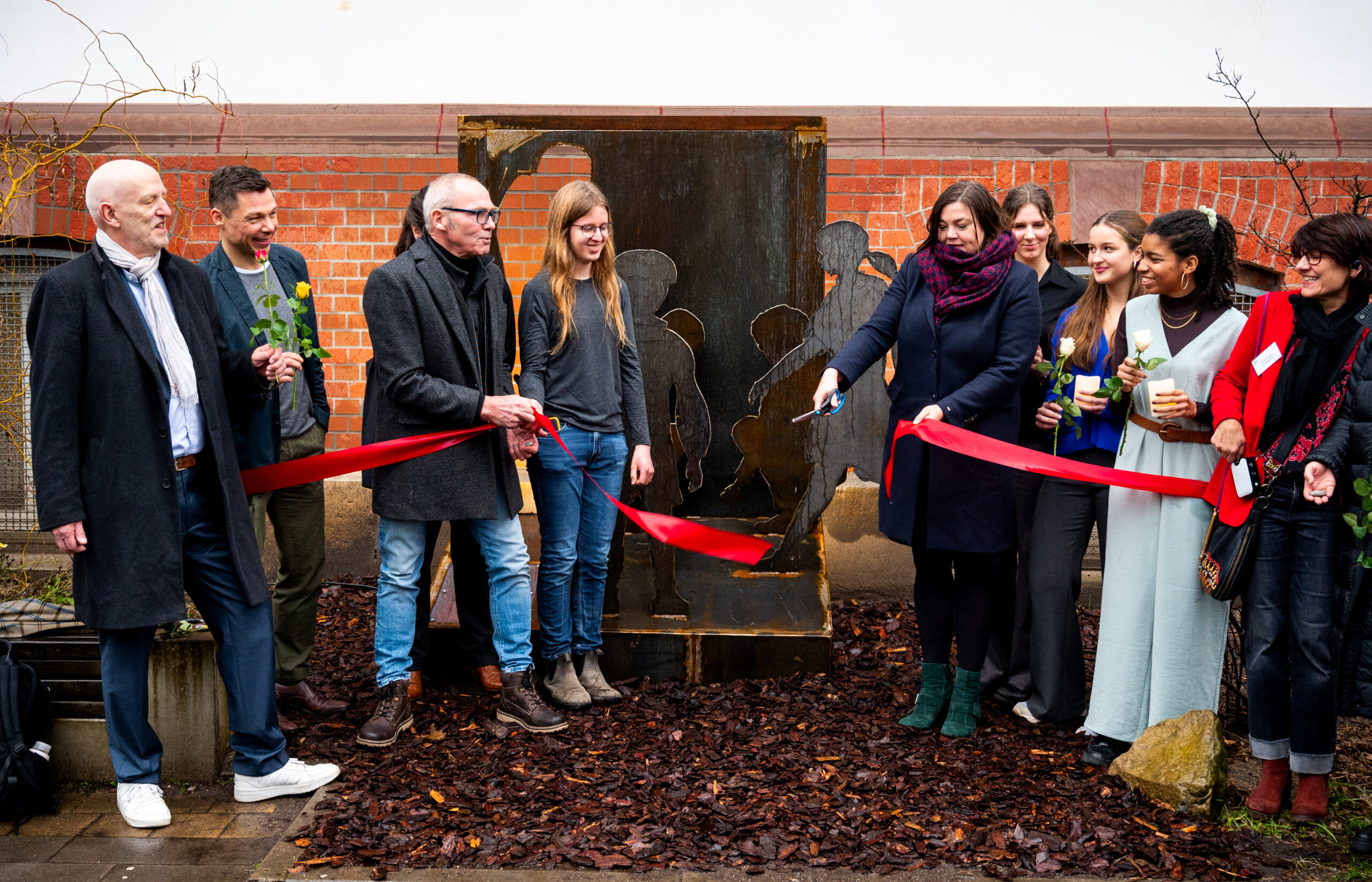 Bildhauer Ulf Petersen und Hamburgs zweite Bürgermeisterin Katharina Fegebank weihen das Mahnmal an der Brecht-Schule ein.