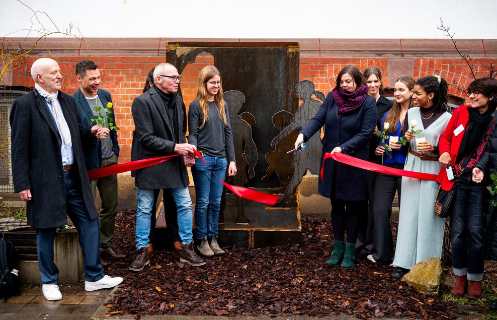 Bildhauer Ulf Petersen und Hamburgs zweite Bürgermeisterin Katharina Fegebank weihen das Mahnmal an der Brecht-Schule ein.